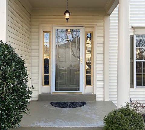 Plenty of natural light for your guests as they enter!