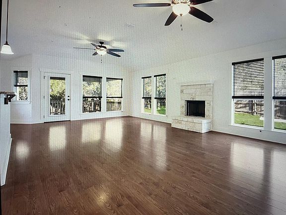 3rd image of 2 Redwood Cir
