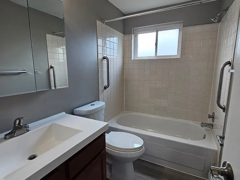 Foster Garden Apartments — Photo 10
