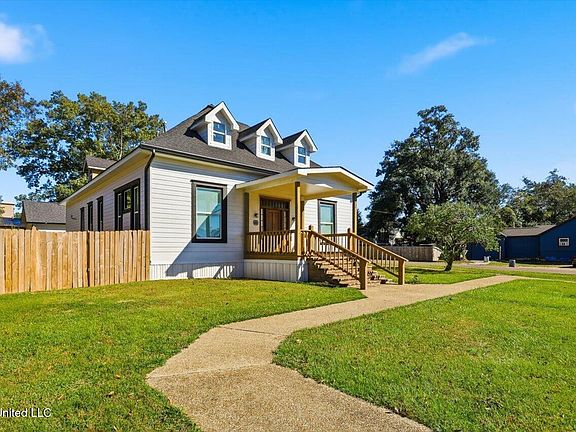 2nd image of 552 E 1st St