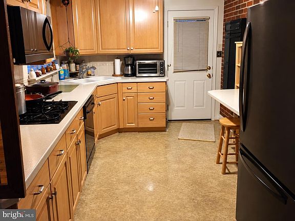 3rd image of 1512 Singer Rd