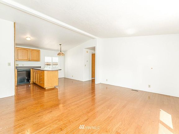 5th image of 320 E Okanogan Ave