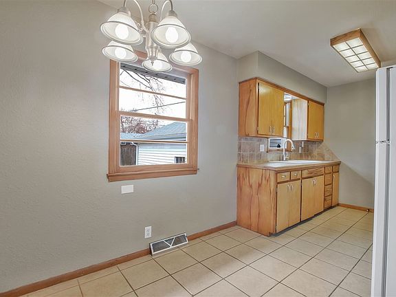 3rd image of 3139 S Saint Paul Ave