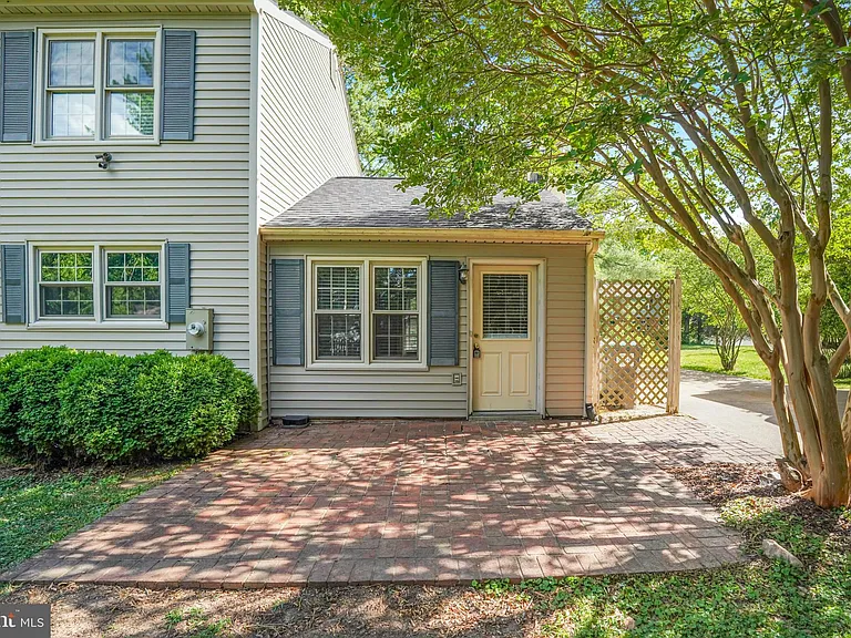 629 Lancaster St — Photo 8