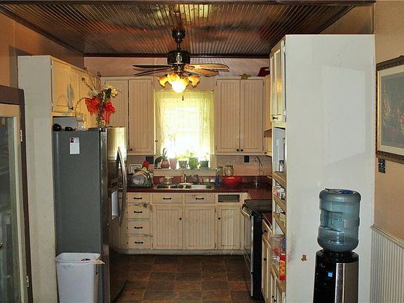3rd image of 605 W Milam St