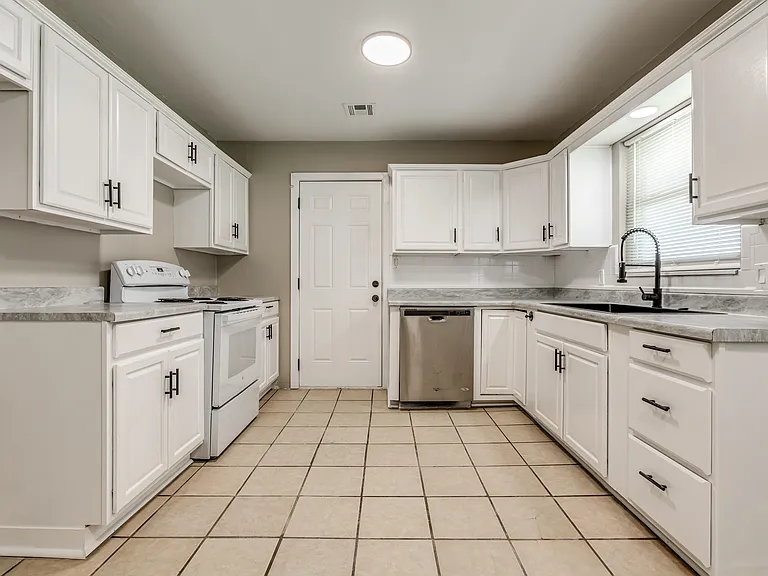 409 NE Myers Ave — Photo 6