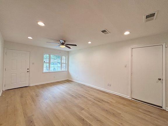 3rd image of 1304 Curtis Dr
