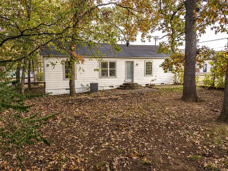 1920 Houston St — Photo 11