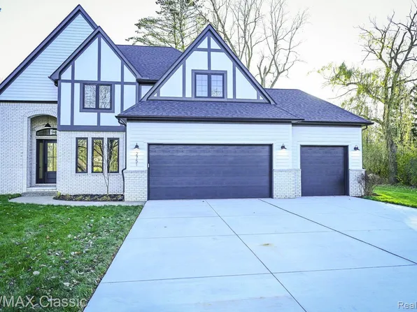2751 Bolingbroke Dr, Troy, MI 48084