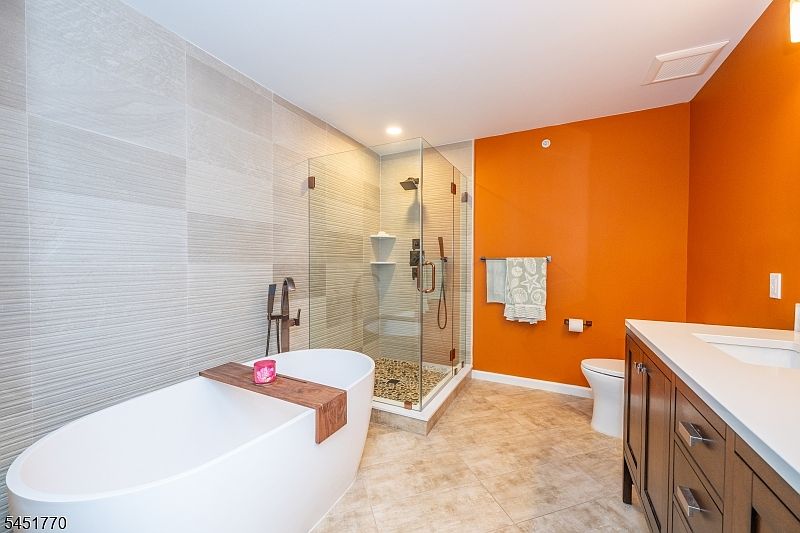 1st image of 814 River Pl