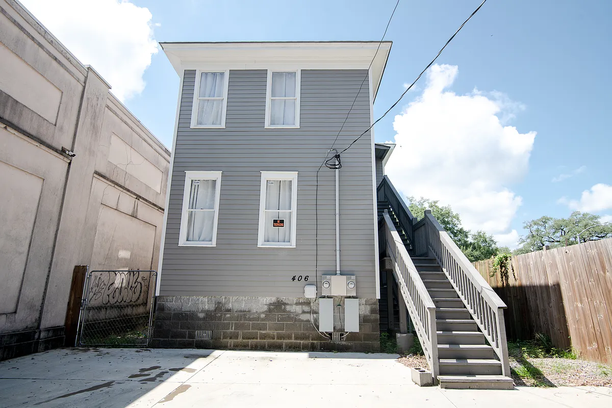 Building Photo - 408 E Henry St #408
