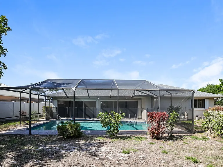 2130 SE 9th Ter — Photo 16