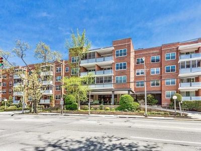 One Kensington #305, Great Neck, NY, 11021