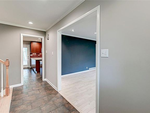 4th image of 8124 N Lincoln Blvd
