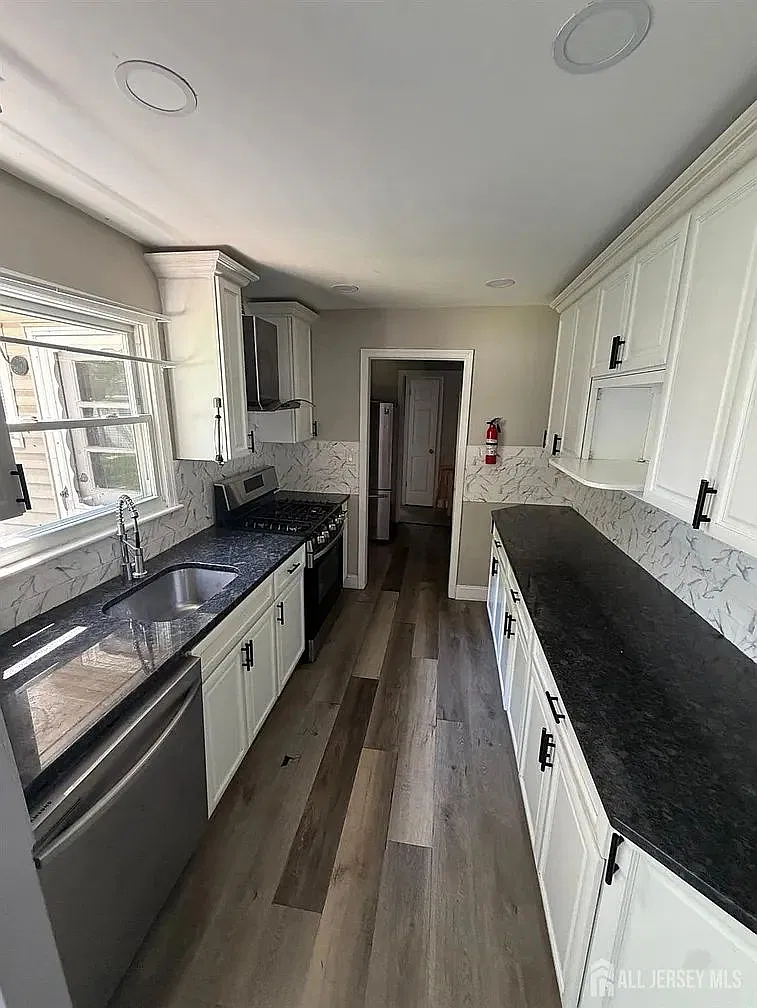 5 bed, $3,775 — Photo 1