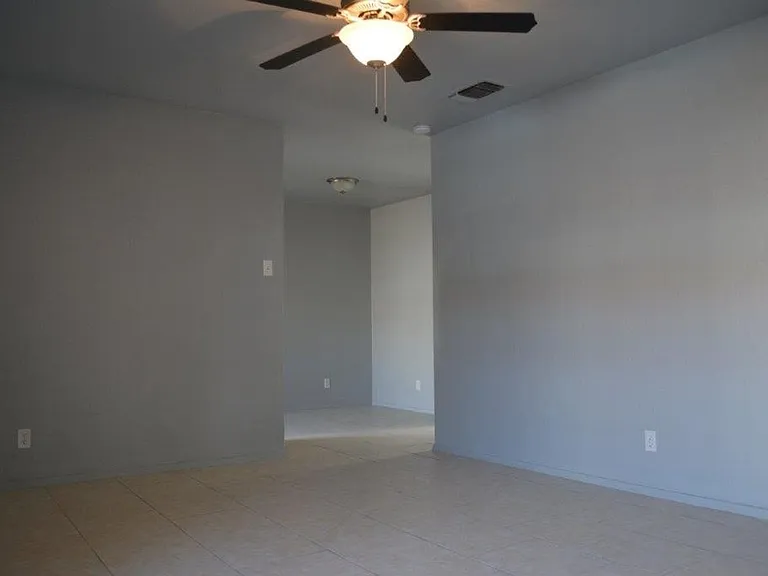 APT02-COLEMAN — Photo 8