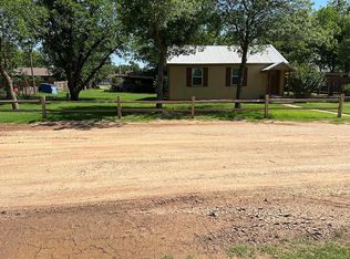610 W C St, Munday, TX 76371