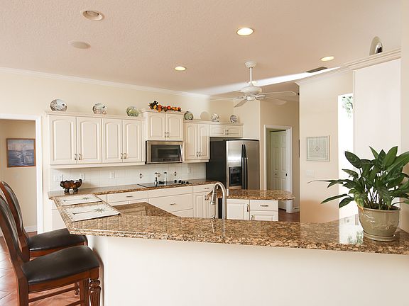 3rd image of 172 Valencia Lakes Dr