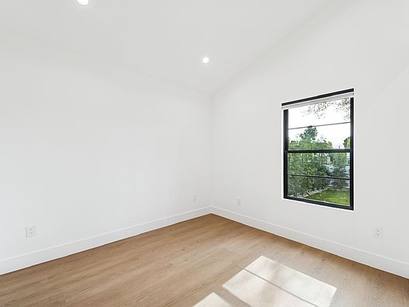 4th image of 13417 Debby St #1/2