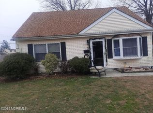 10 Pacific Ter, Hazlet, NJ 07730