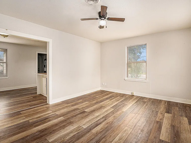 202 Beatrice St — Photo 3