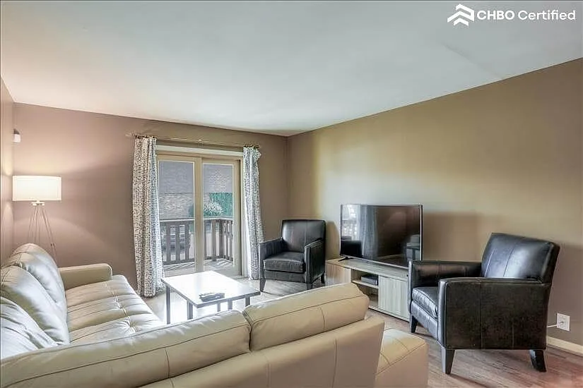 Southern Hills Furnished Top Floor Condo — Photo 2