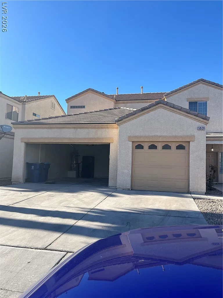 4 bed, 2.5 bath, 2502 sqft, $2,000 — Photo 2