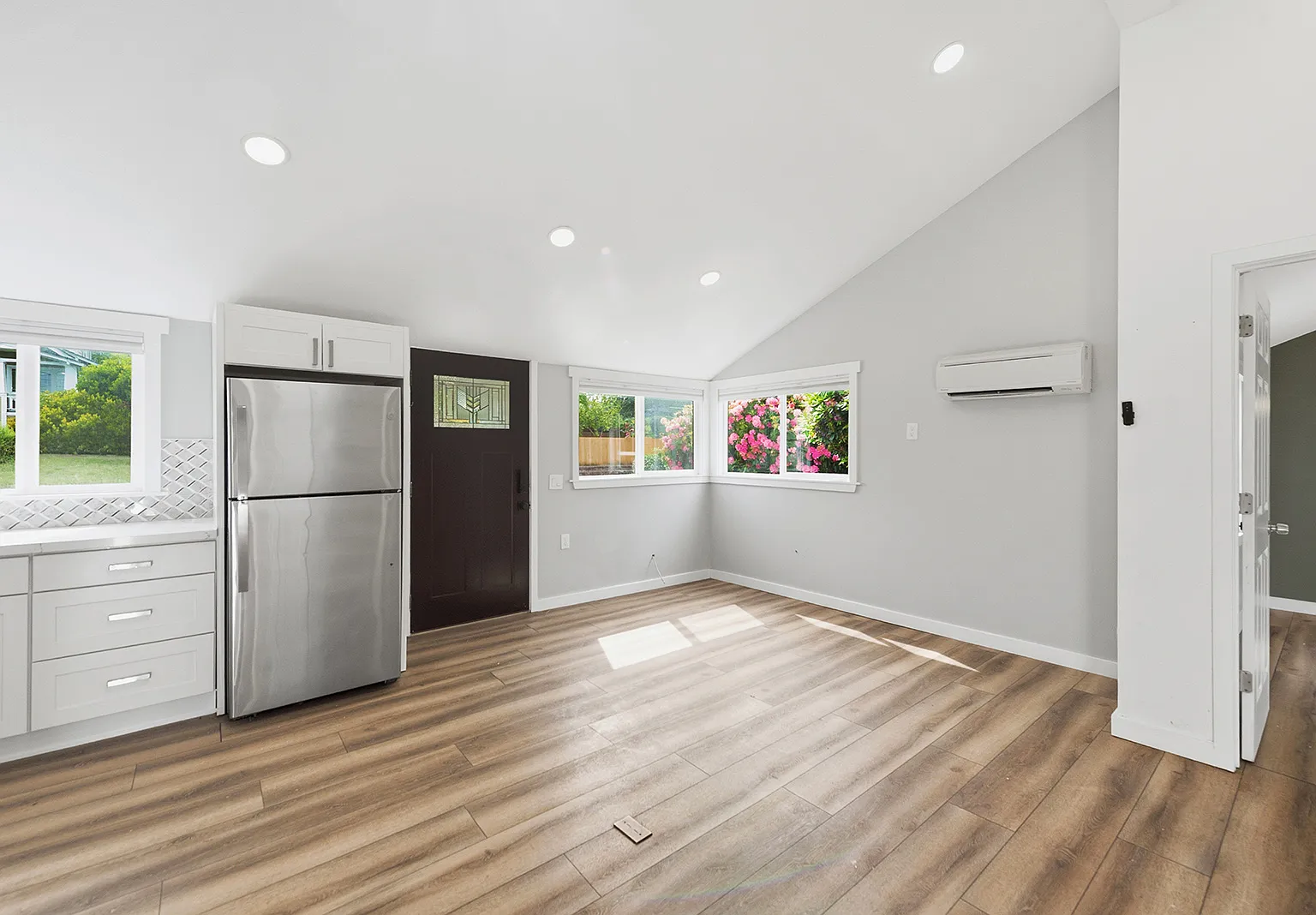 3 bed, 1400 sqft, $3,200 — Photo 2