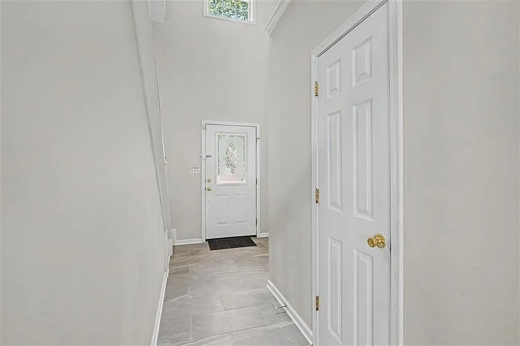 4 bed, 2.5 bath, 1885 sqft, $2,400 — Photo 4