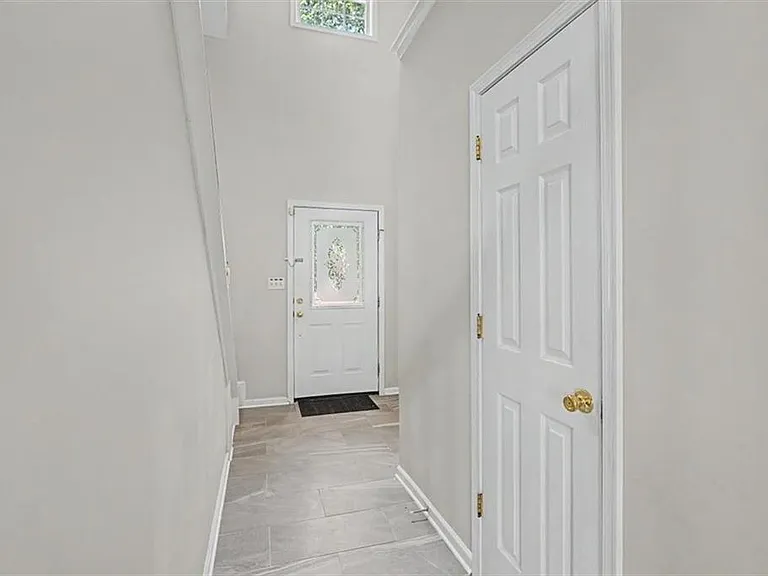 665 Peachtree Trails Dr — Photo 4