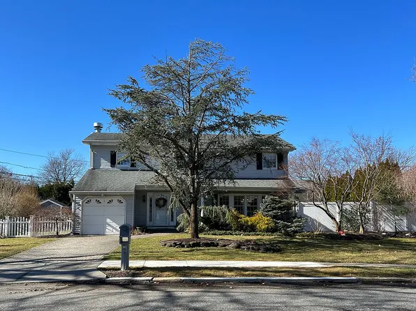 20 Northgate Dr, Greenlawn, NY 11740