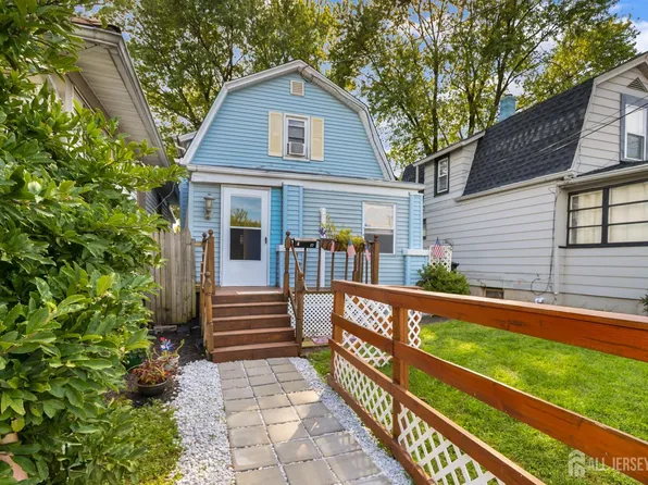 17 Douglas St, Fords, NJ 08863