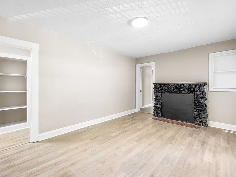 227 N Magnolia St — Photo 3