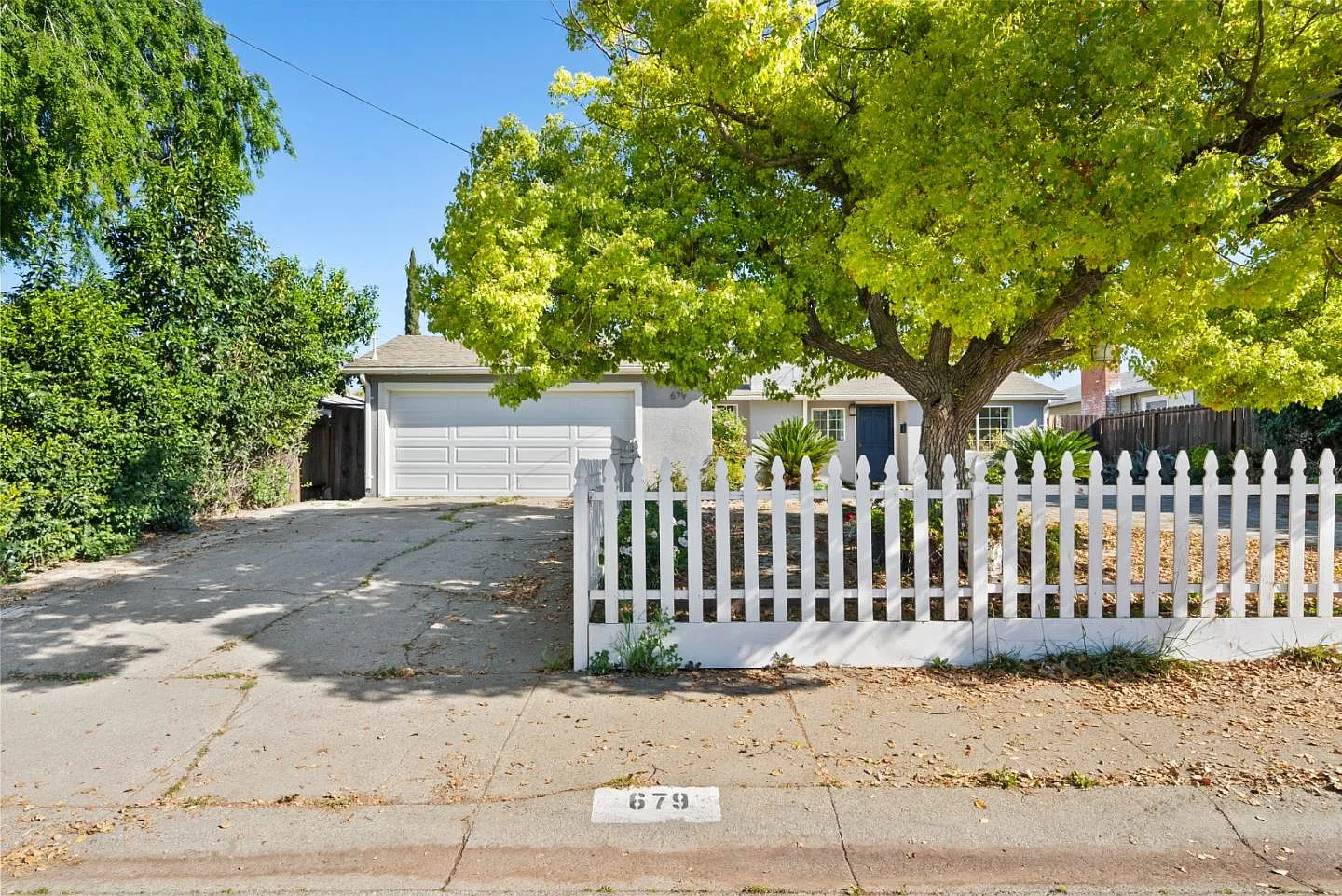 679 School St photo 1