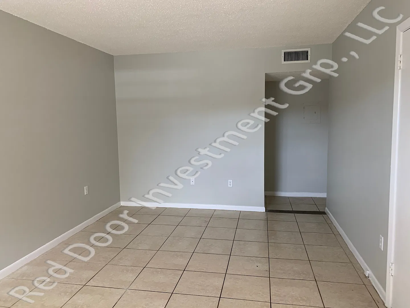 Spacious 1/1 Upstairs Condo - minutes from Downtown Leesburg — Photo 1