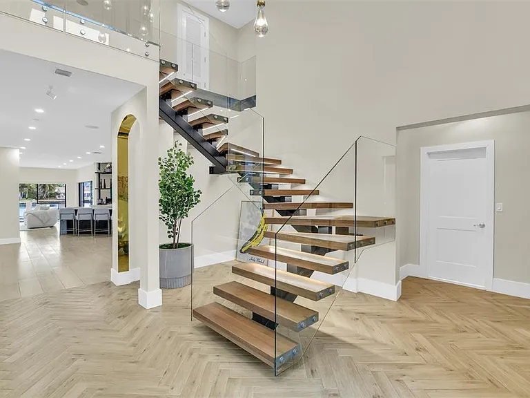 319 S Riverside Dr — Photo 8
