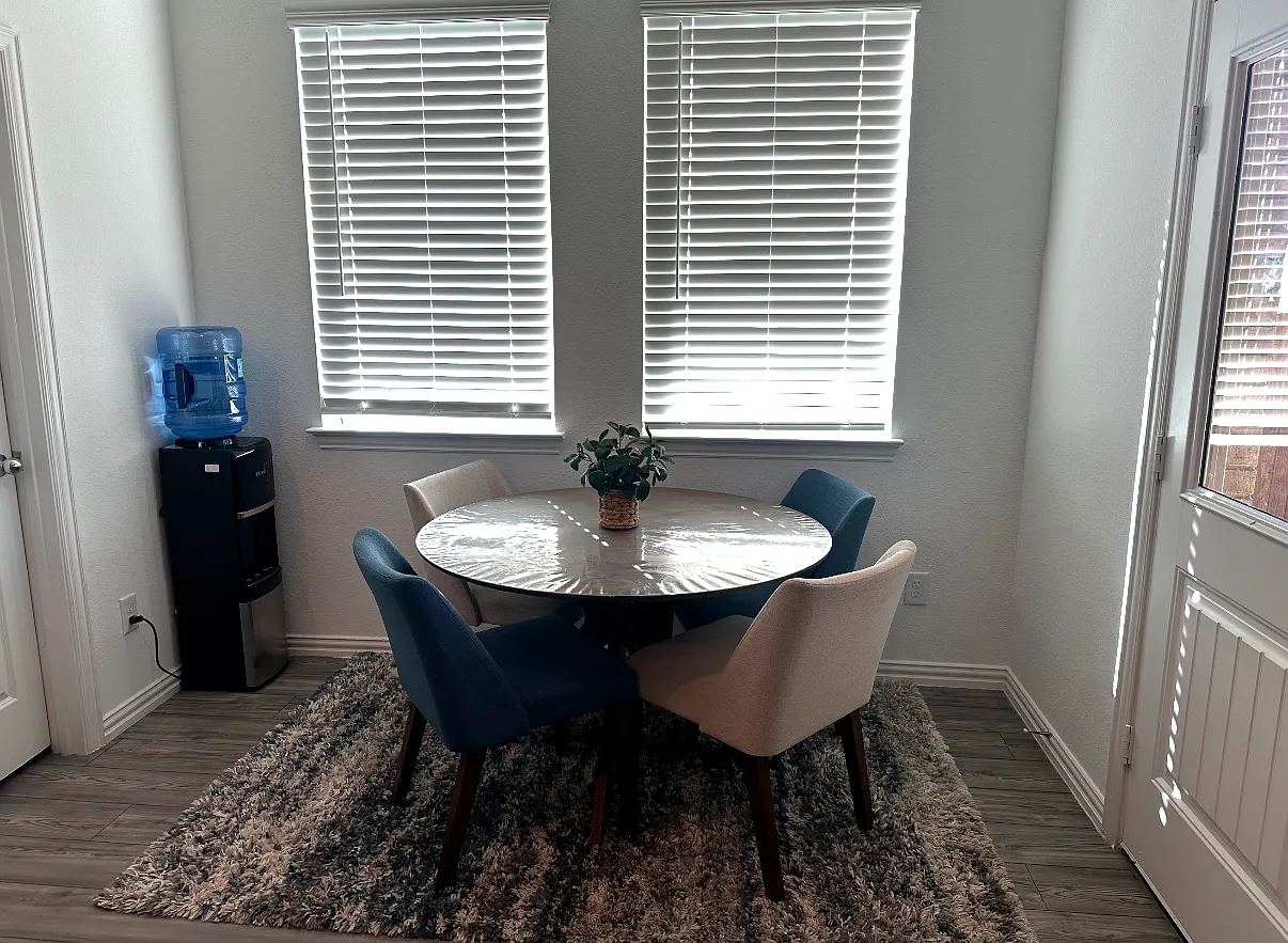 4 bed, 1990 sqft, $2,400 — Photo 4
