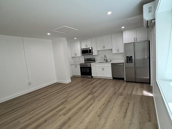 2nd image of 11810 Mayfield Ave #1X1-2495