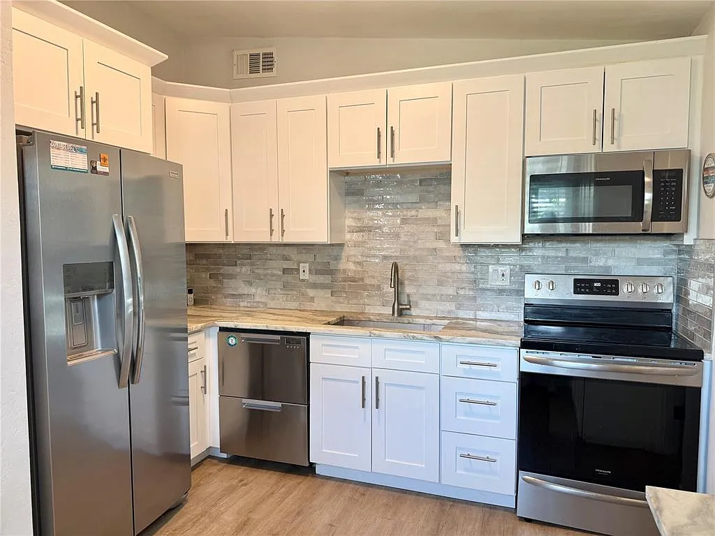 3 bed, 1.0 bath, 1030 sqft, $2,700 — Photo 3