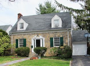 53 Cambridge Rd, Great Neck, NY 11023