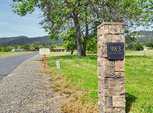 983 Old Stage Rd, Central Point, OR 97502