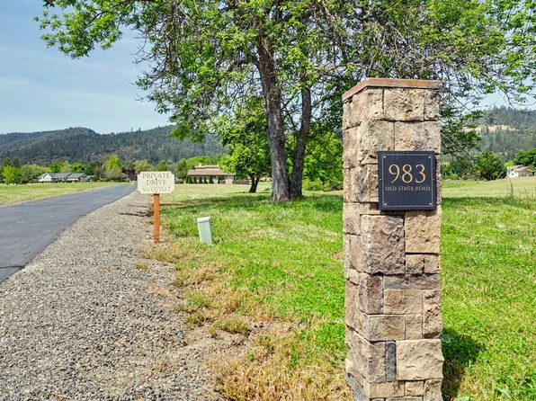 983 Old Stage Rd, Central Point, OR 97502
