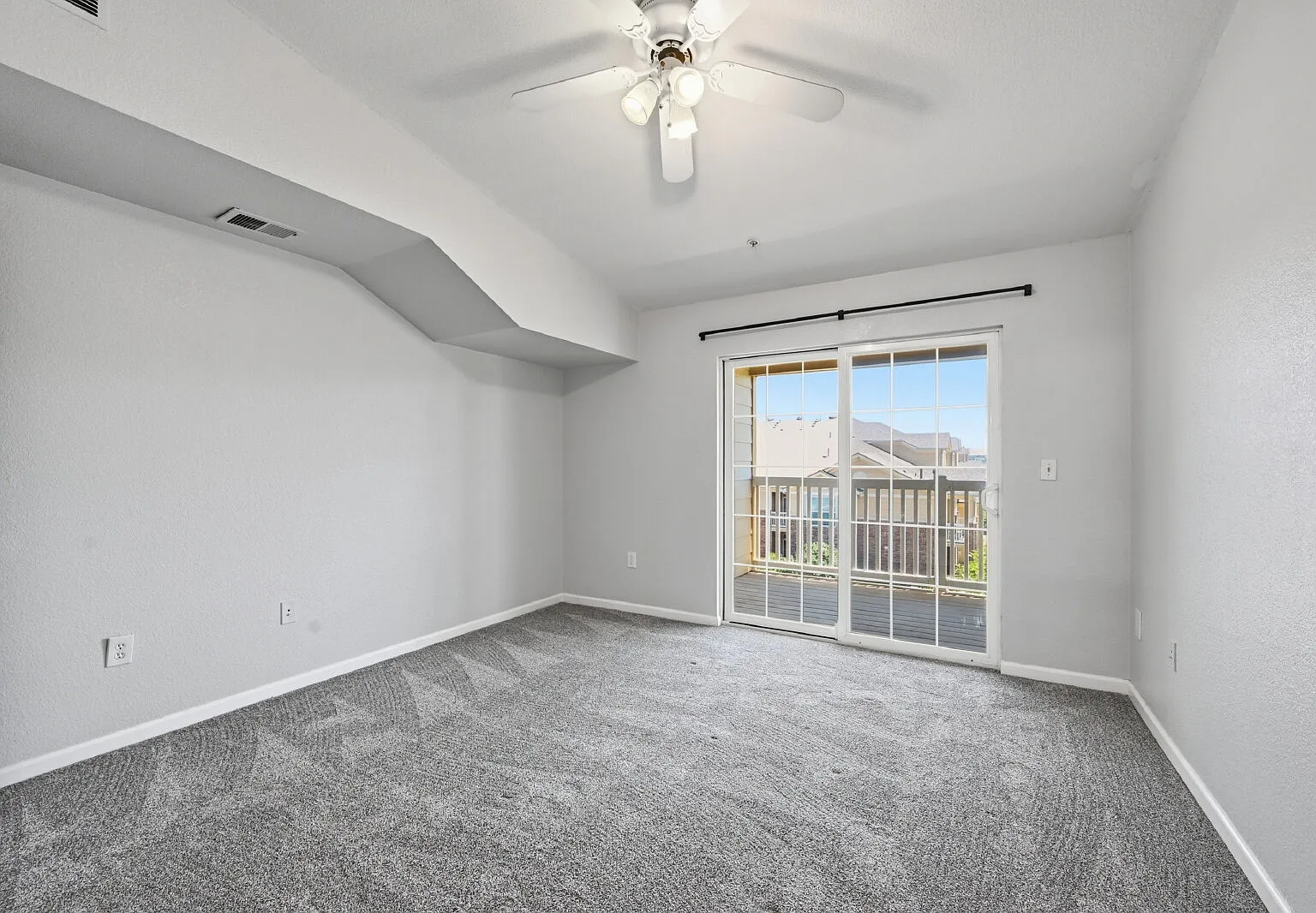 1 bed, 1.0 bath, 889 sqft, $1,596 — Photo 4