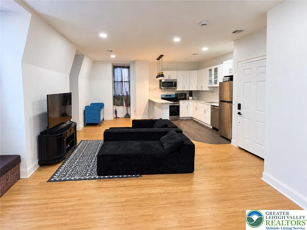 1 bed, 1.0 bath, 918 sqft, $1,350 — Photo 3