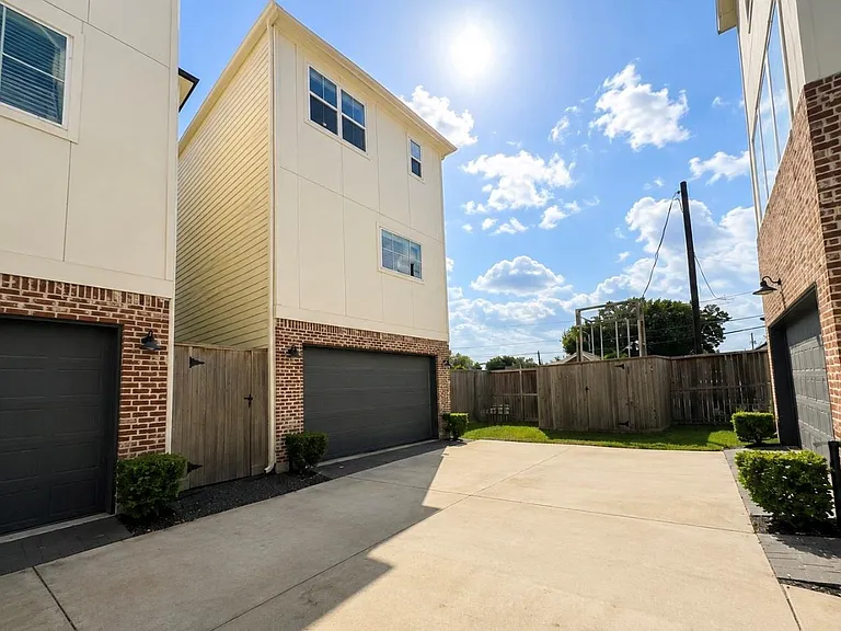 4907 Avenue J — Photo 18