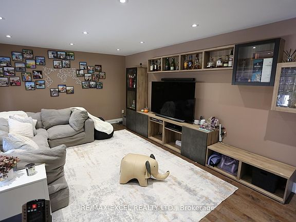 3rd image of 16 Aldenham Cres