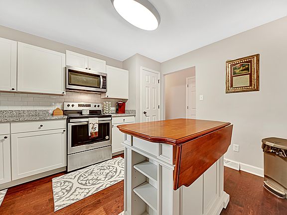 3rd image of 7801 Jefferson Oaks Dr
