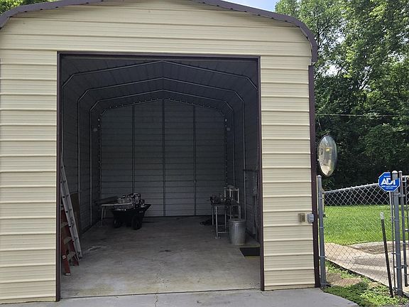 3rd image of 7600 Thorn Grove Pike