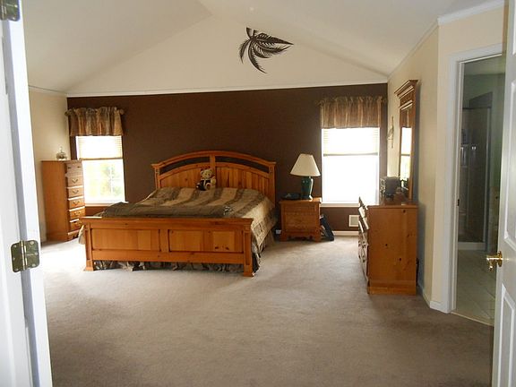 Master Bedroom : Spacious master bedroom with cathedral ceilings
