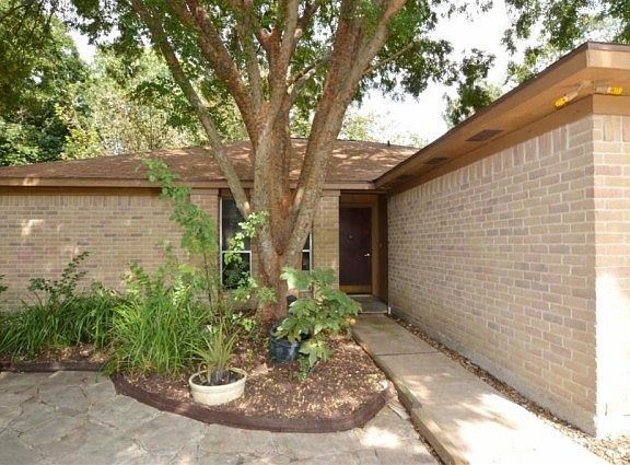 4th image of 415 Village Creek Dr